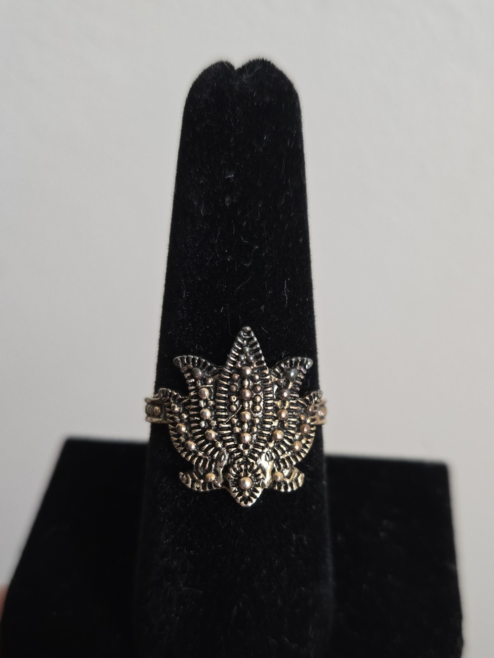 Intricate Silver-Tone Floral Filigree Ring - Women Jewelry.Size 8.